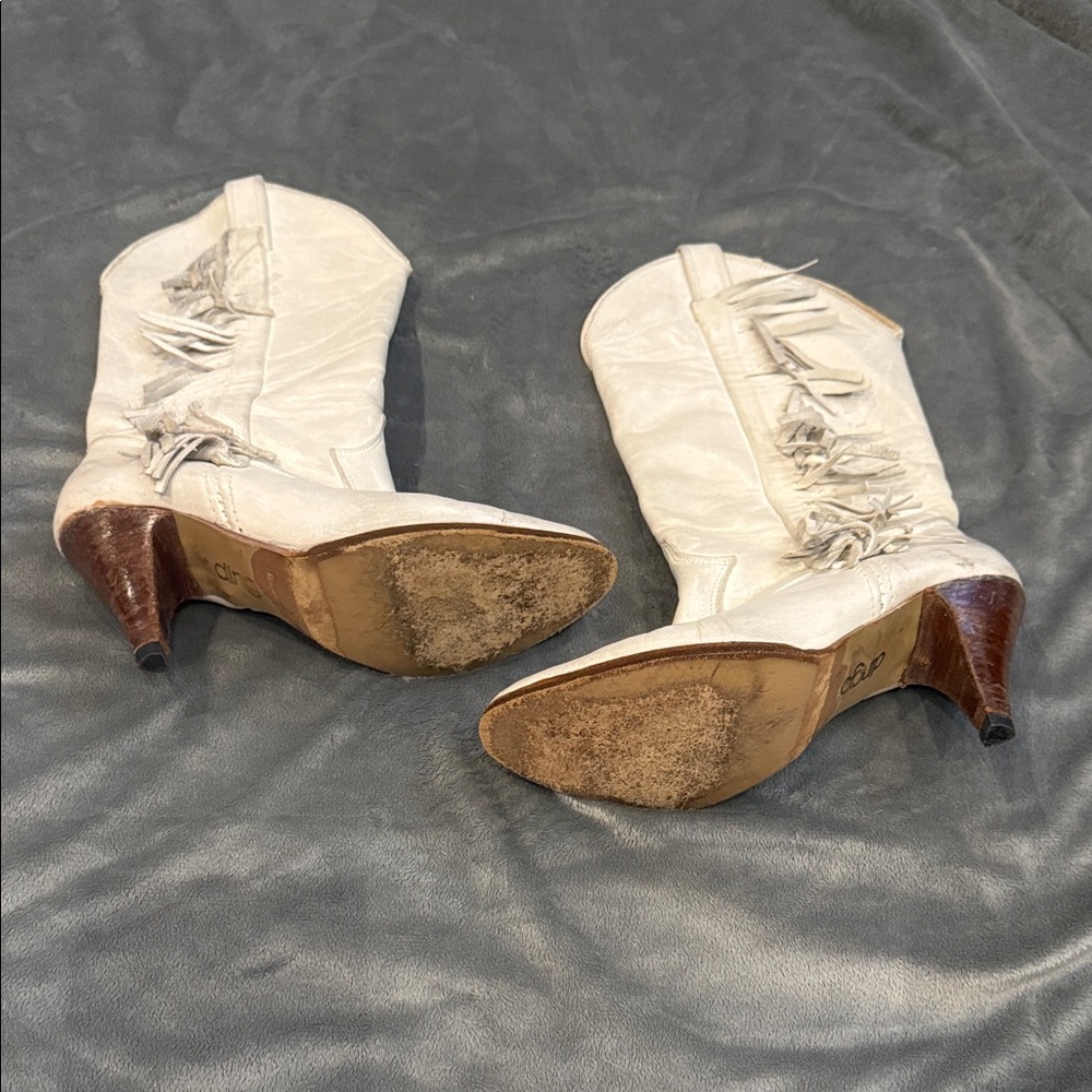 dingo White Fringe Mid-Heel Western Boots